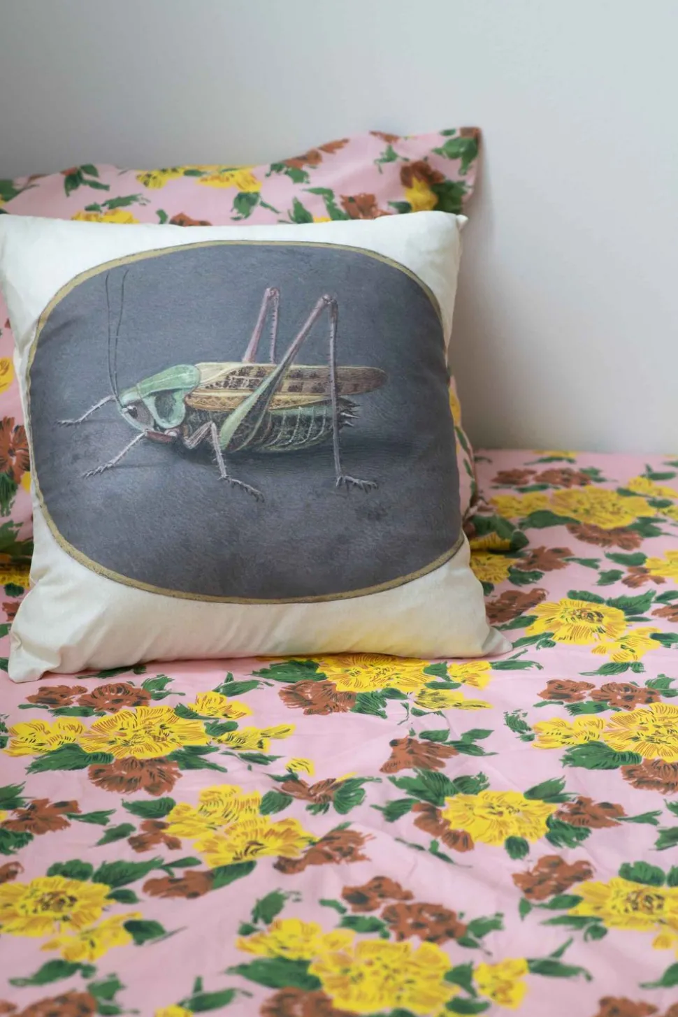 grasshopper_cushion_cover_1.webp Grasshopper Cushion Cover
