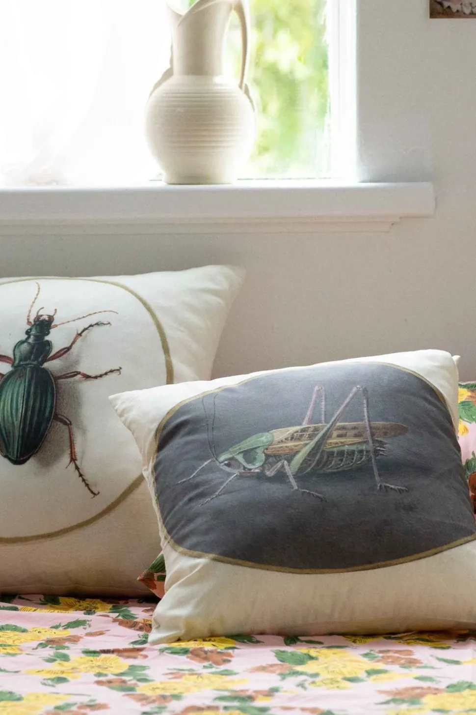 grasshopper_cushion_cover_4.webp Grasshopper Cushion Cover
